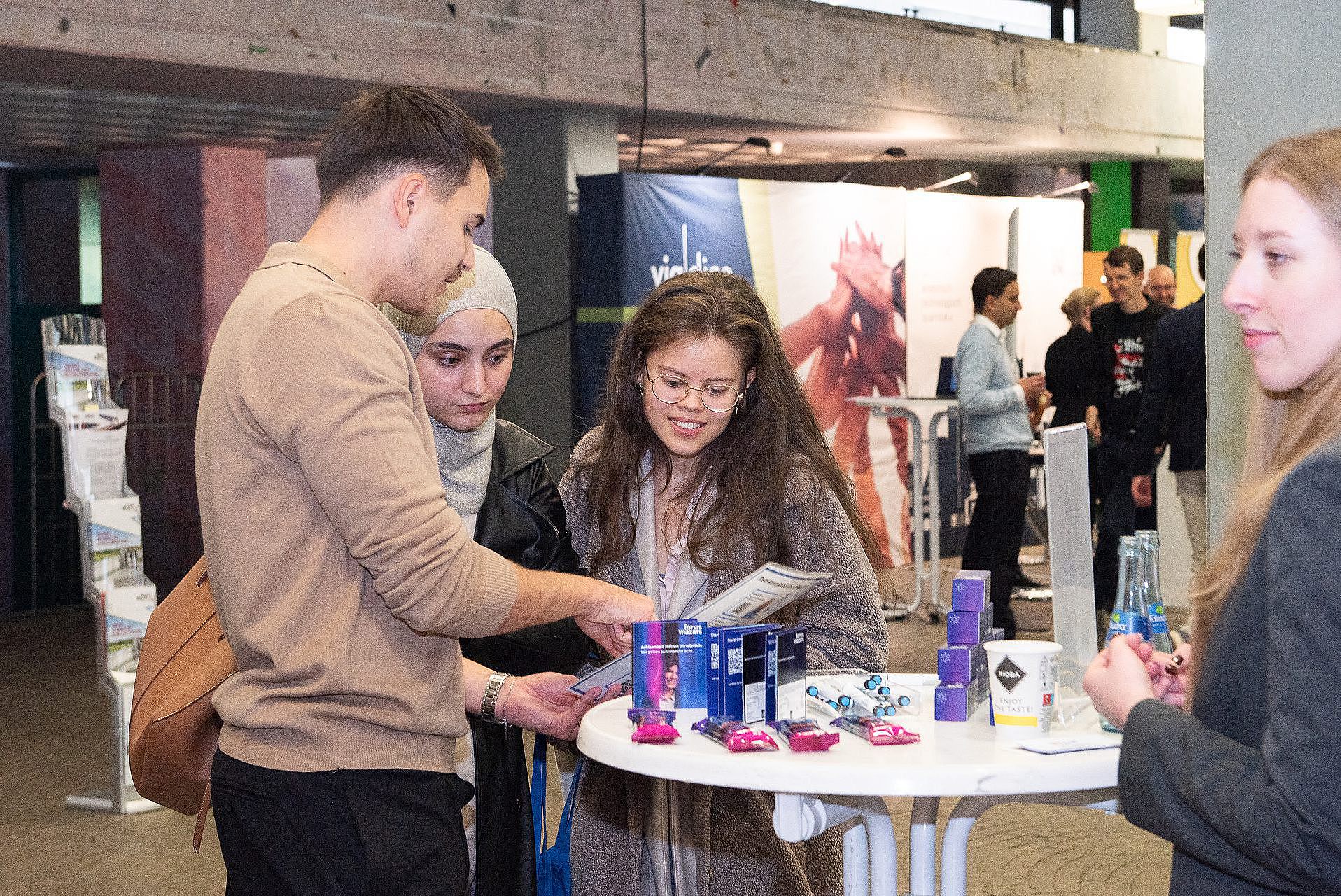 Students talking to company representatives at the WiMa Congress 2025