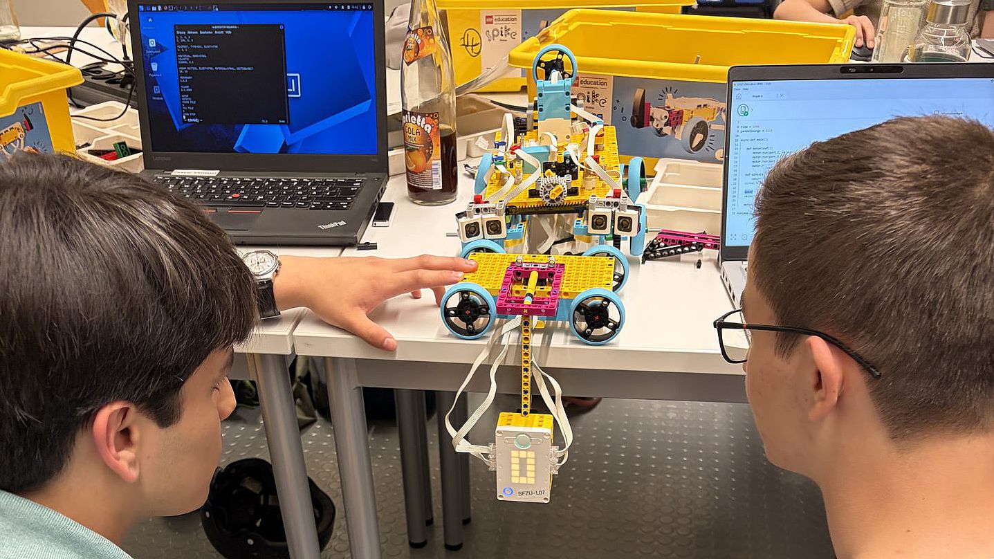 Schüler sitzen vor ihrem gebauten Kran