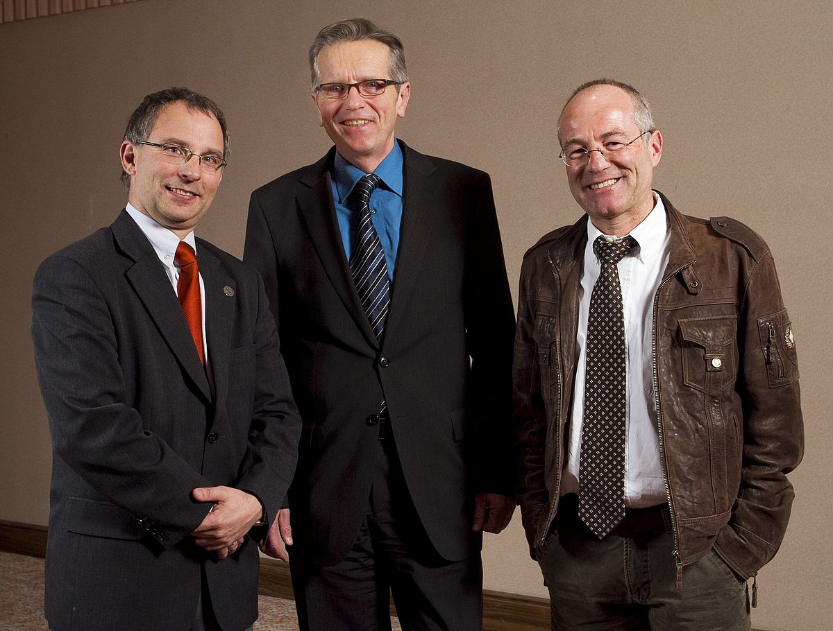 Bei der Präsentation ihres erfolgreichen Konzepts in Hannover: (v.l. Prof. Karsten Urban, Otto Sälzle, Hauptgeschäftsführer der IHK Ulm, Prof. Günter Gramlich)