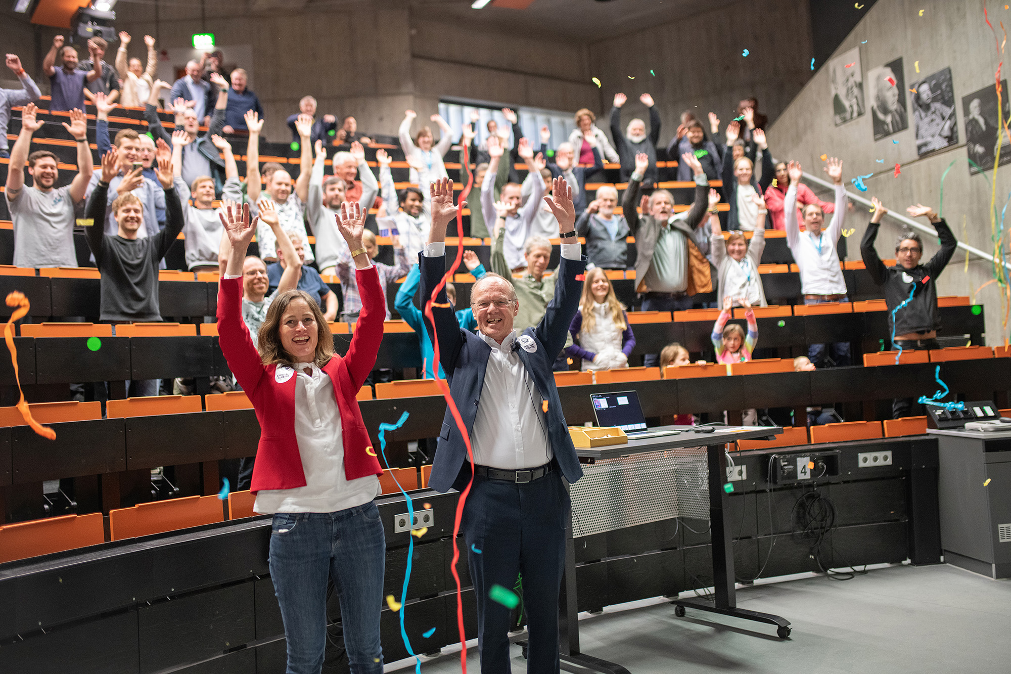 Jubelnde Menschen im Hörsaal