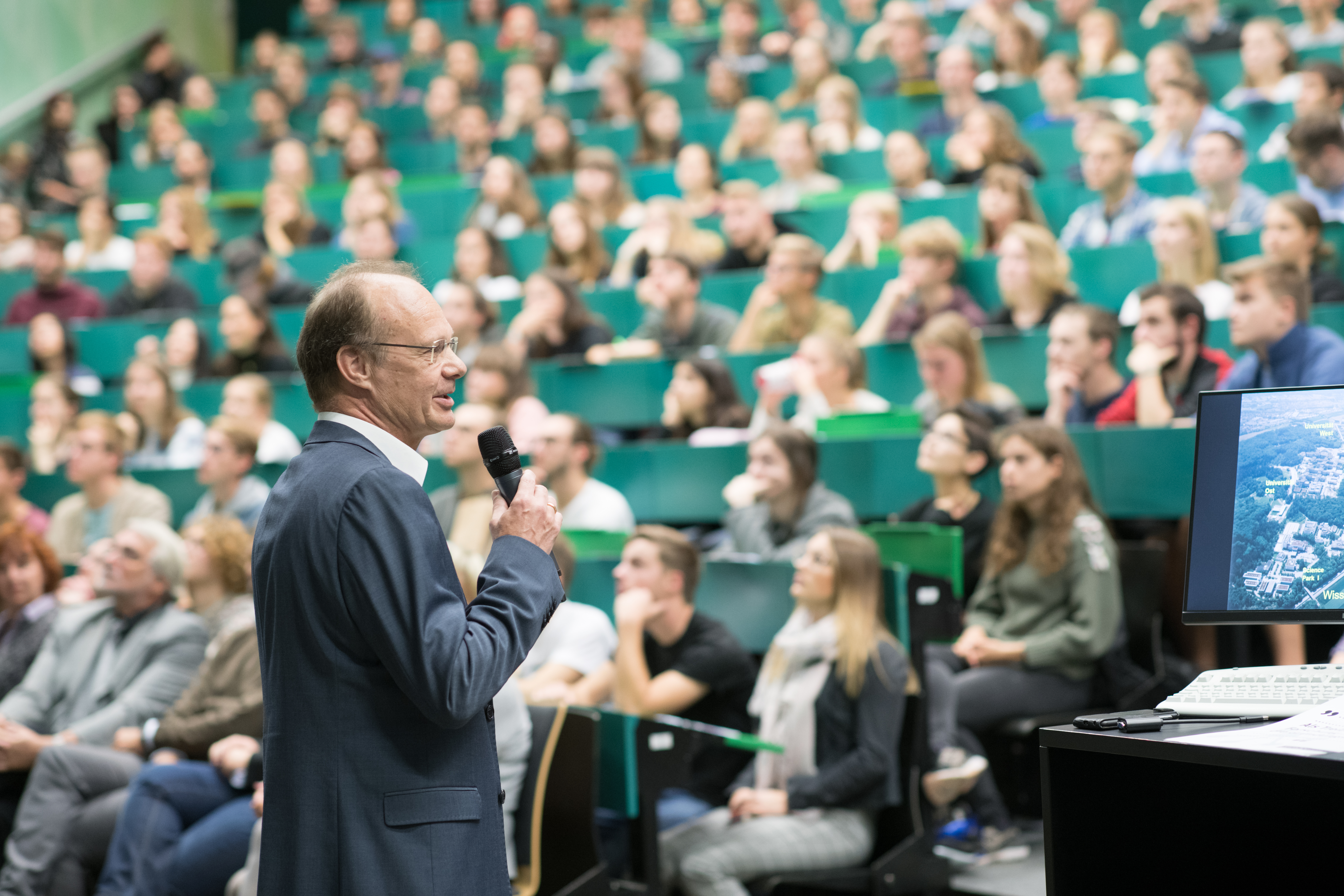 Prof. Michael Weber vor Studenten 