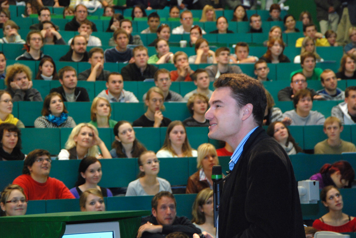 Erstsemesterbegrüßung durch Uni-Präsident Prof. Karl Joachim Ebeling (oben) und den ASTA-Vorsitzenden Marc Grathwohl