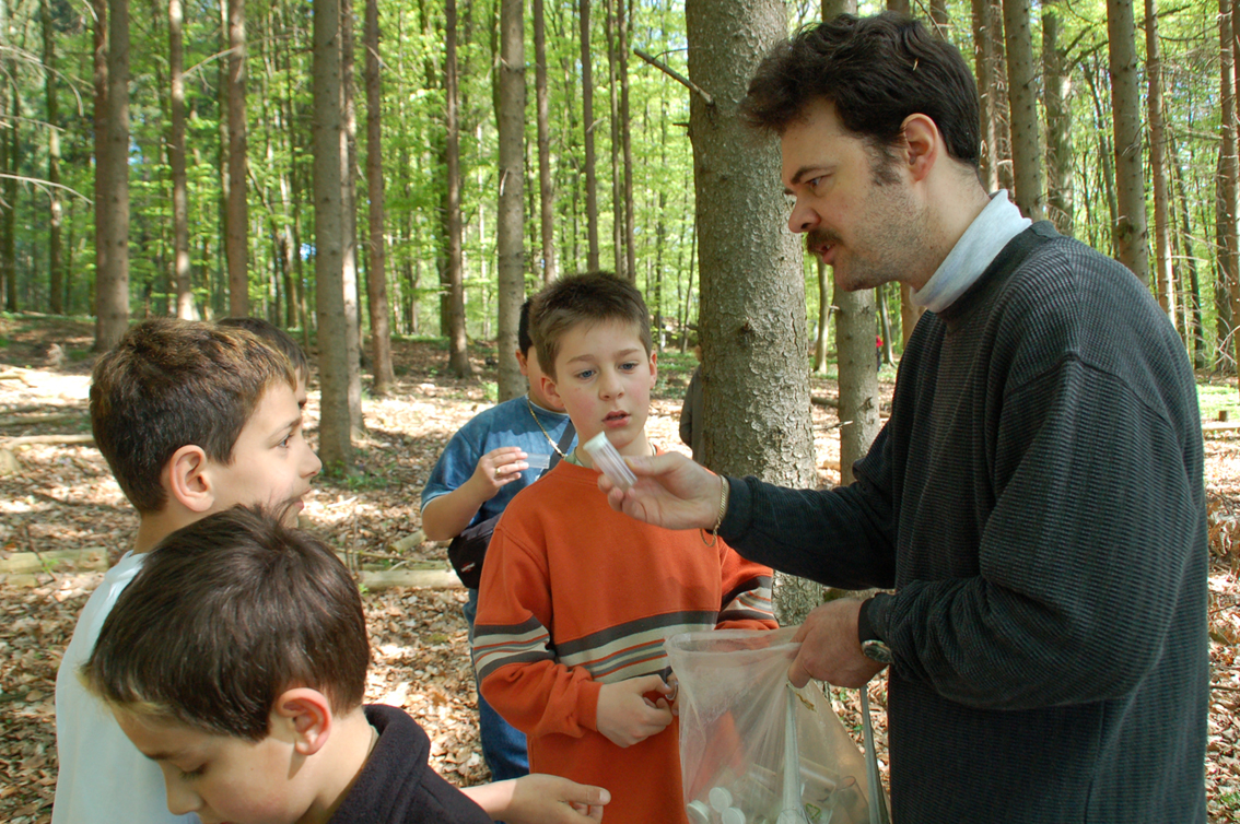 Probensuche im Nadelwald: Dr. Jürgen Drissner mit Schülern im Grünen Klassenzimmer