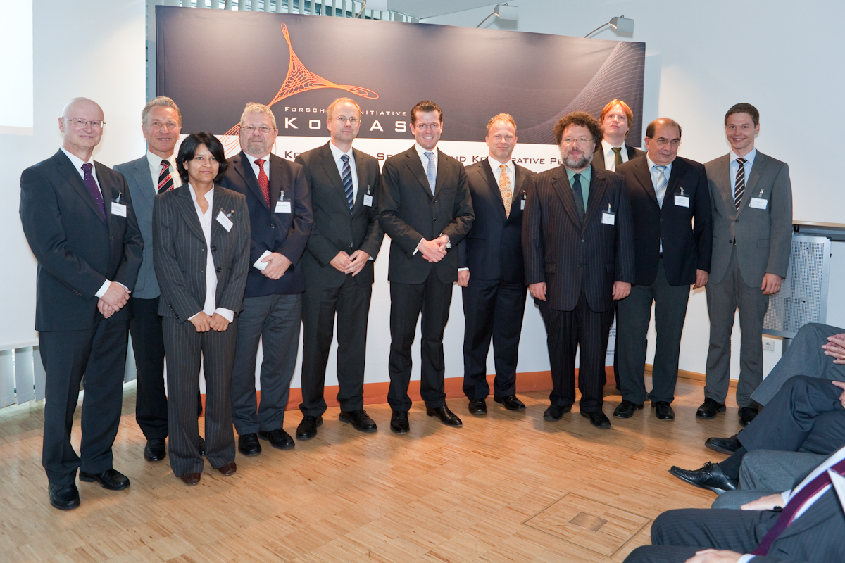 Bundeswirtschaftsminister zu Guttenberg (Mitte) beim Start der Forschungsinitiative in Großwallstadt. Links neben dem Minister Prof. Klaus Dietmayer von der Uni Ulm.