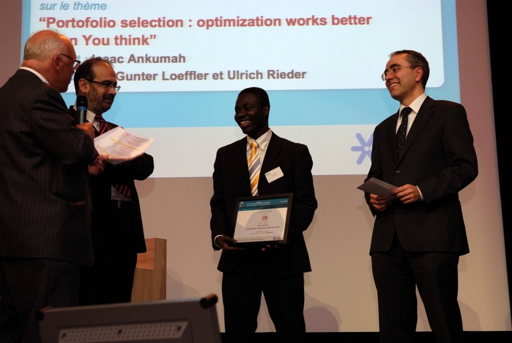 v.li. Jean-Guy de Wael, Vorstand des Centre des Professions Financieres, Carlos Pardo - Association Francaise de la Gestion Financieres, hat Laudatio gehalten, Isaac Ankumah, Gunter Löffler