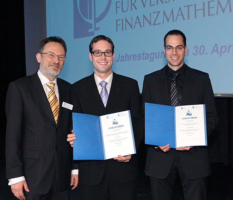 Die Gauss-Nachwuchspreisträger (von rechts) Dr. Marius Hofert und Matthias Börger mit Professor Hans-Joachim Zwiesler