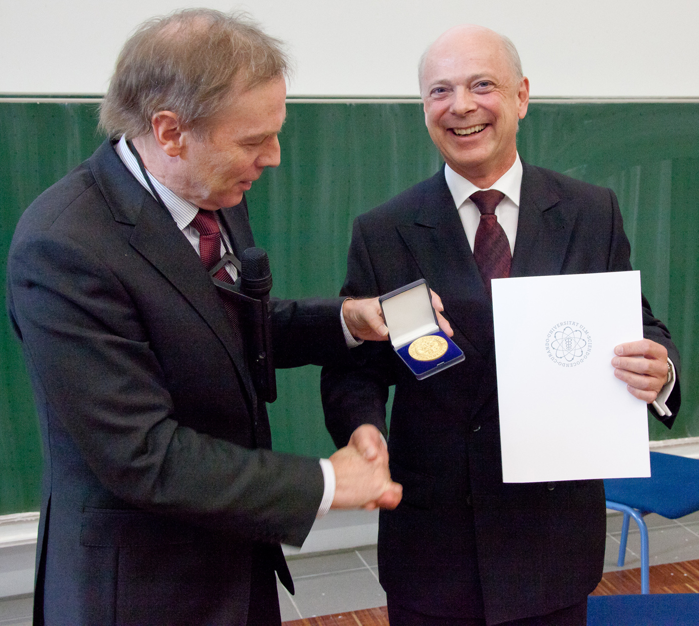 Universitätspräsident Prof. Karl Joachim Ebeling (links) überreicht Prof. Dietmar Zietsch die Medaille der Uni Ulm
