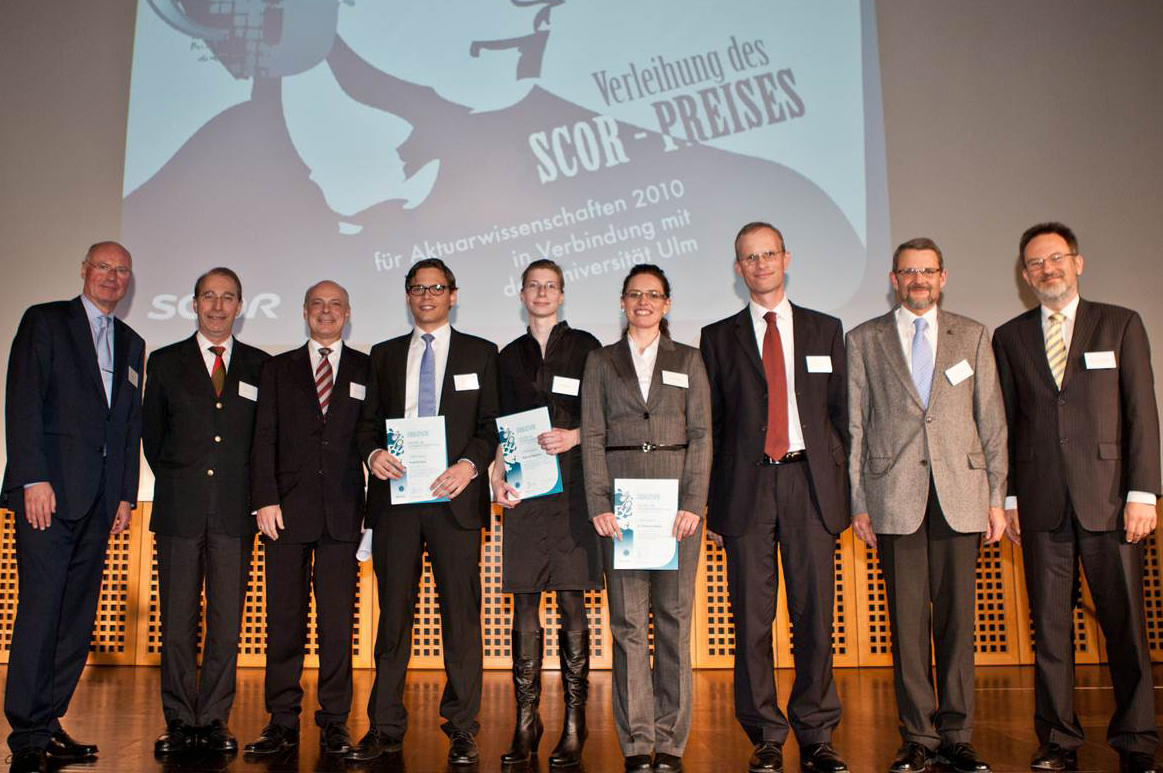 Die Preisträger mit Ulmer Professoren und Jury. von rechts:  Prof. Hans-Joachim Zwiesler, Prof. Ulrich Stadtmüller, Dr. Frieder Knüpling (SCOR), Dr. Ramona Maier (2. Preisträgerin), Wiltrud Weidner (3. Preisträgerin), Frederik Ruez (1. Preis), Prof. 