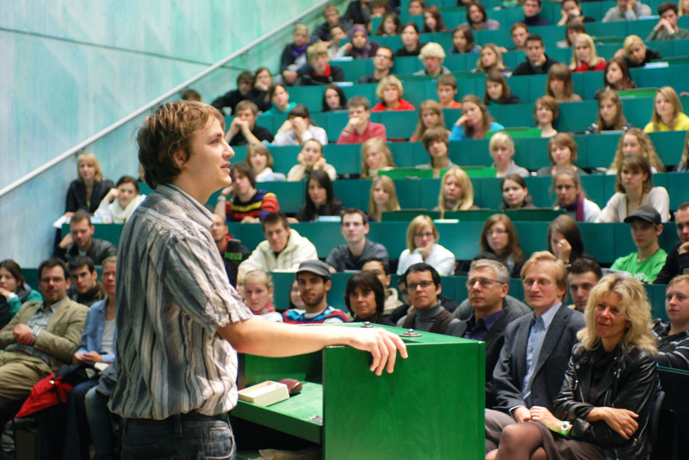 Professor Karl Joachim Ebeling begrüßt die Erstsemester
Der stellvertretende ASTA-Vorsitzende Benedikt Weggler warb für eine aktive Beteiligung an der Hochschulpolitik.