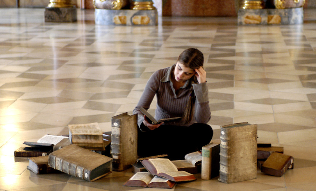 Studentin im Bibliothekssaal des Klosters Wiblingen