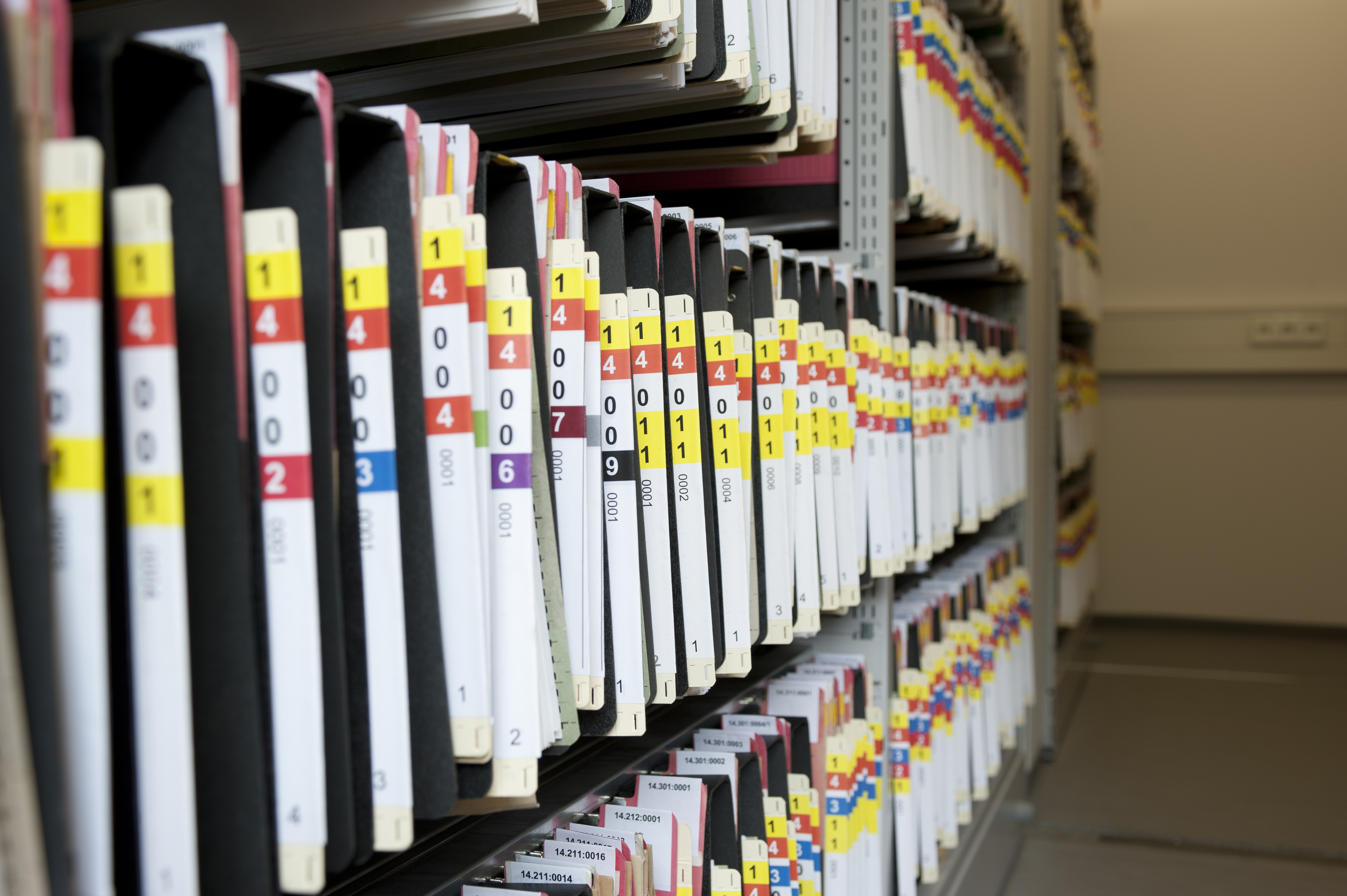 Registraturakten im Hängeschrank