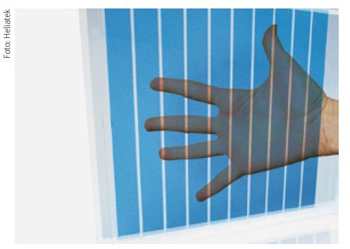 Heliatek Solarzelle und eine menschliche Hand