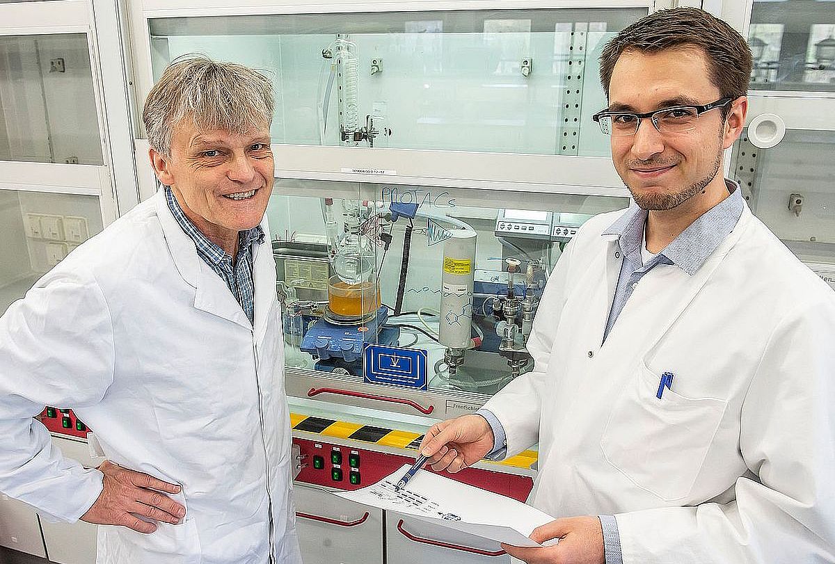 Prof. Michael Gütschow und Christian Steinebach vom Pharmazeutischen Institut der Universität Bonn im Labor
