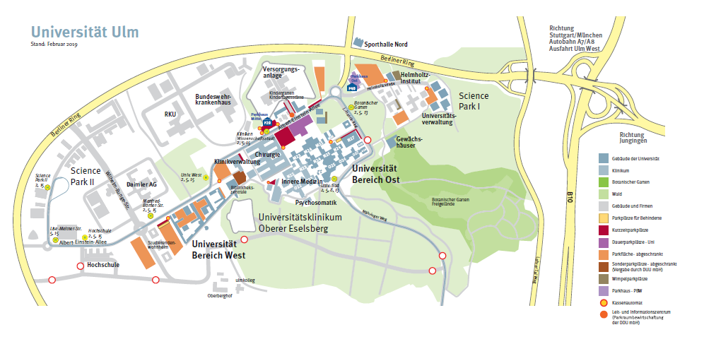 Anfahrtsplan mit Kennzeichnung der Bus- und Straßenbahnhaltestellen, der Gebäude und der Parkhäuser. 