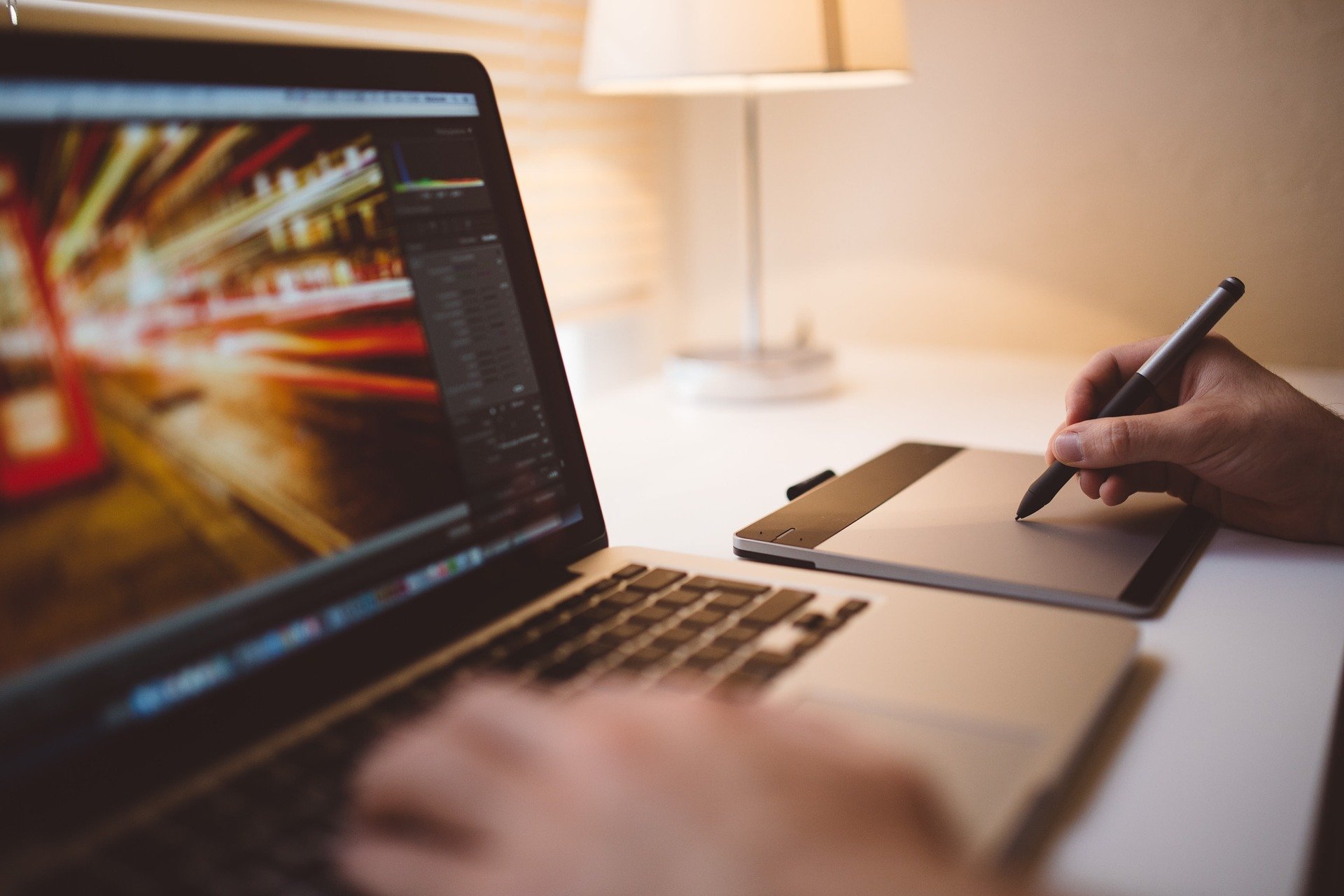 Student arbeitet von Pixabay