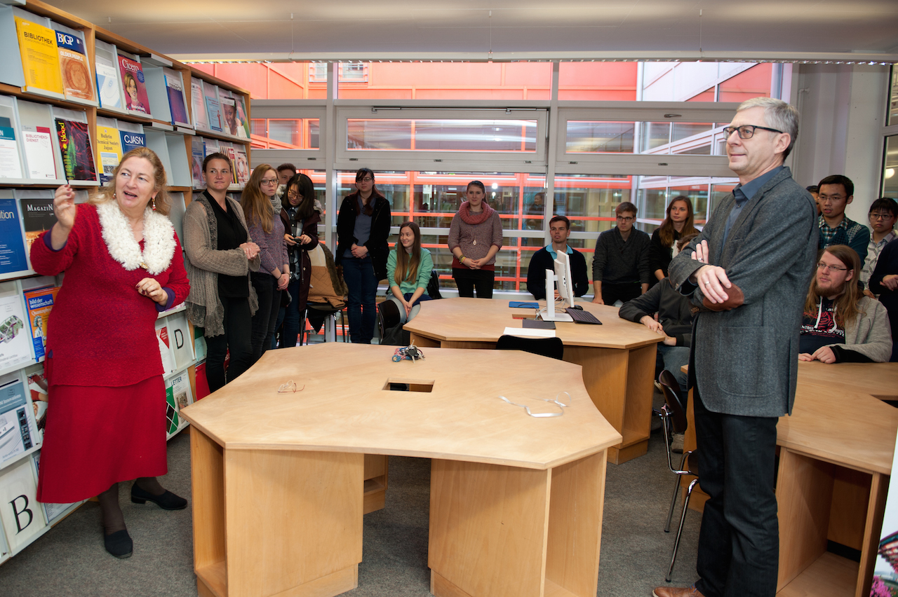 Frau Dr. Schmücker, die Leiterin der Bibliotheksabteilung 'Informationsmedien', stellt die Chinese Corner vor.