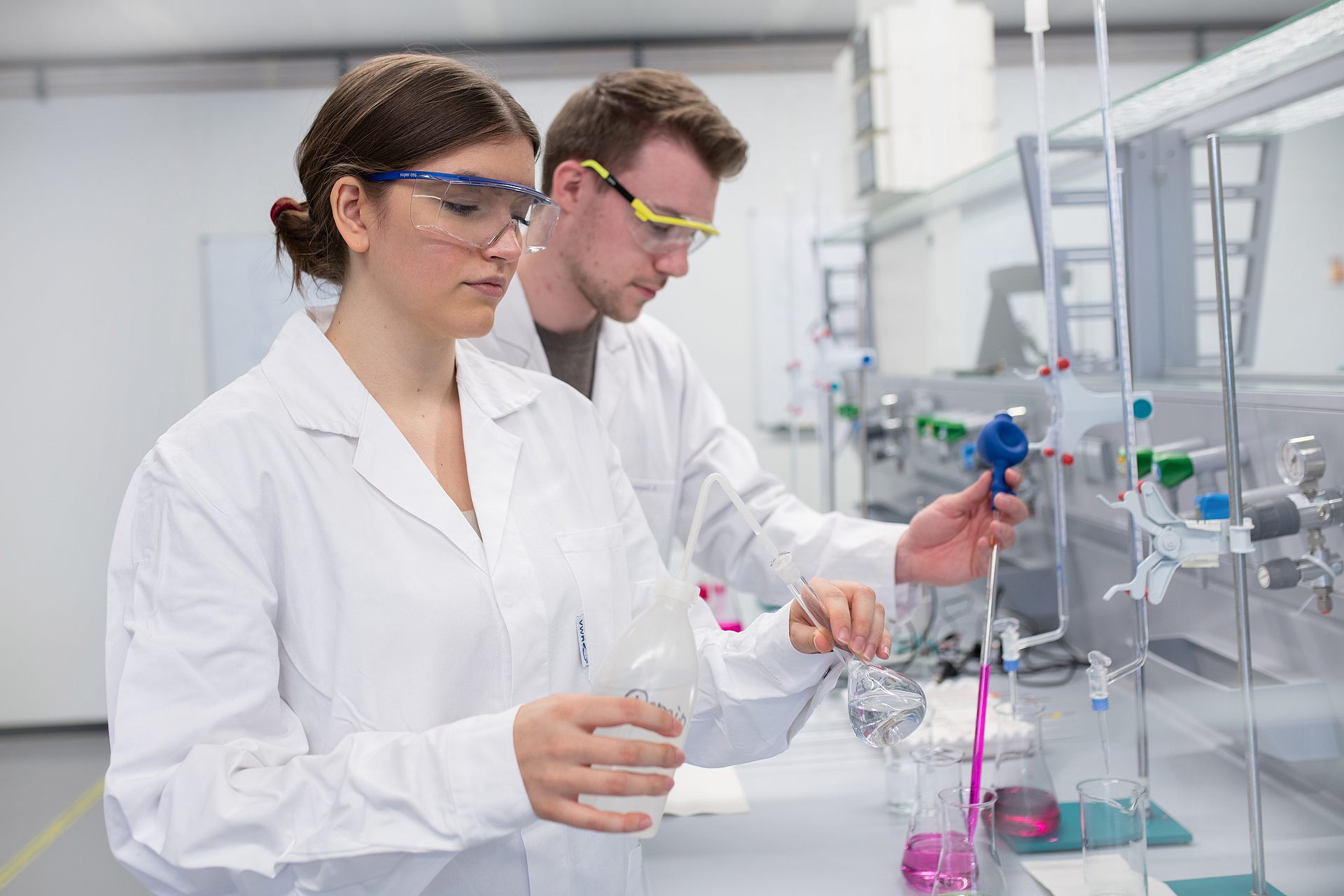 Studierende im Chemielabor führen einen Versuch durch