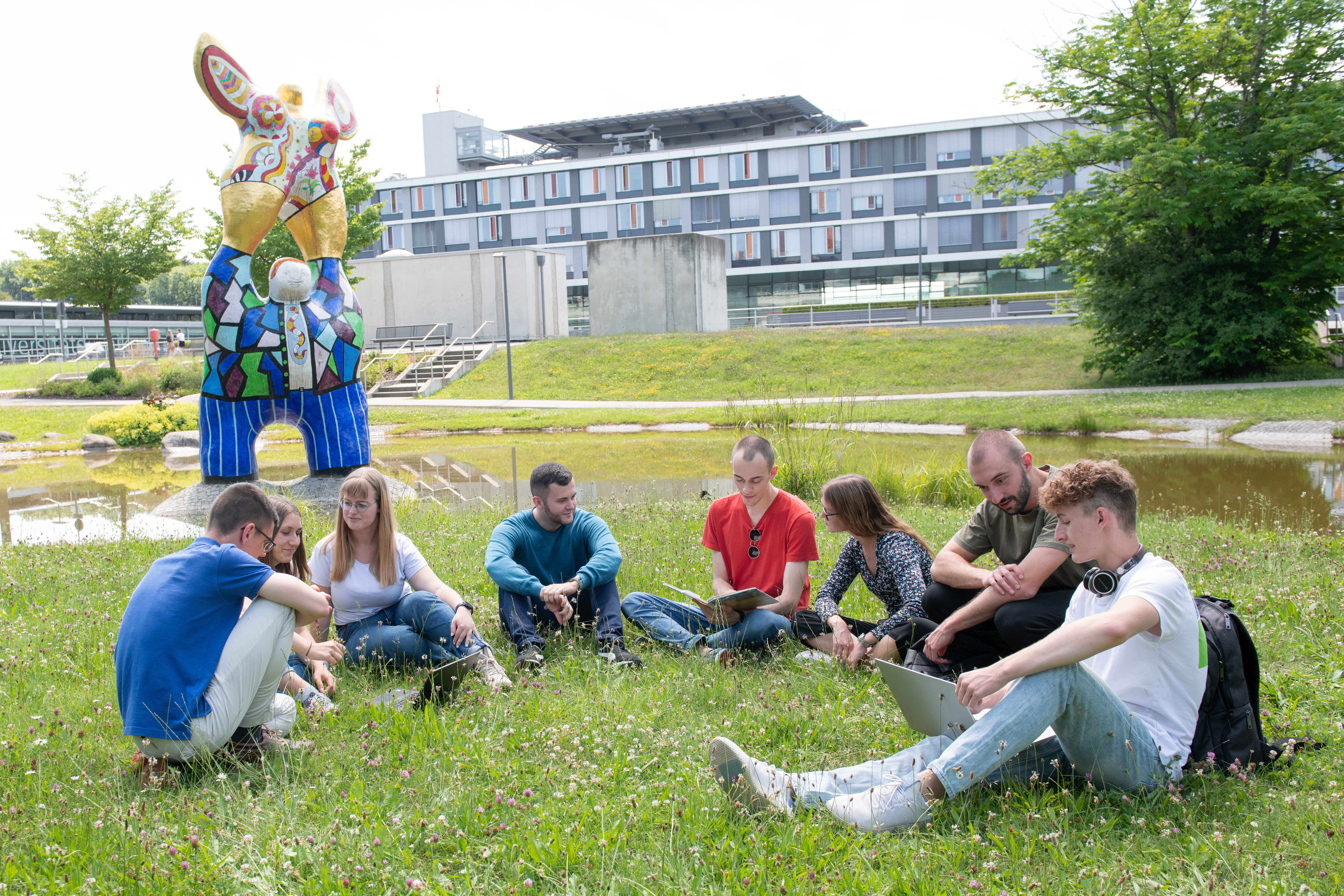 Studierende vor der Uni