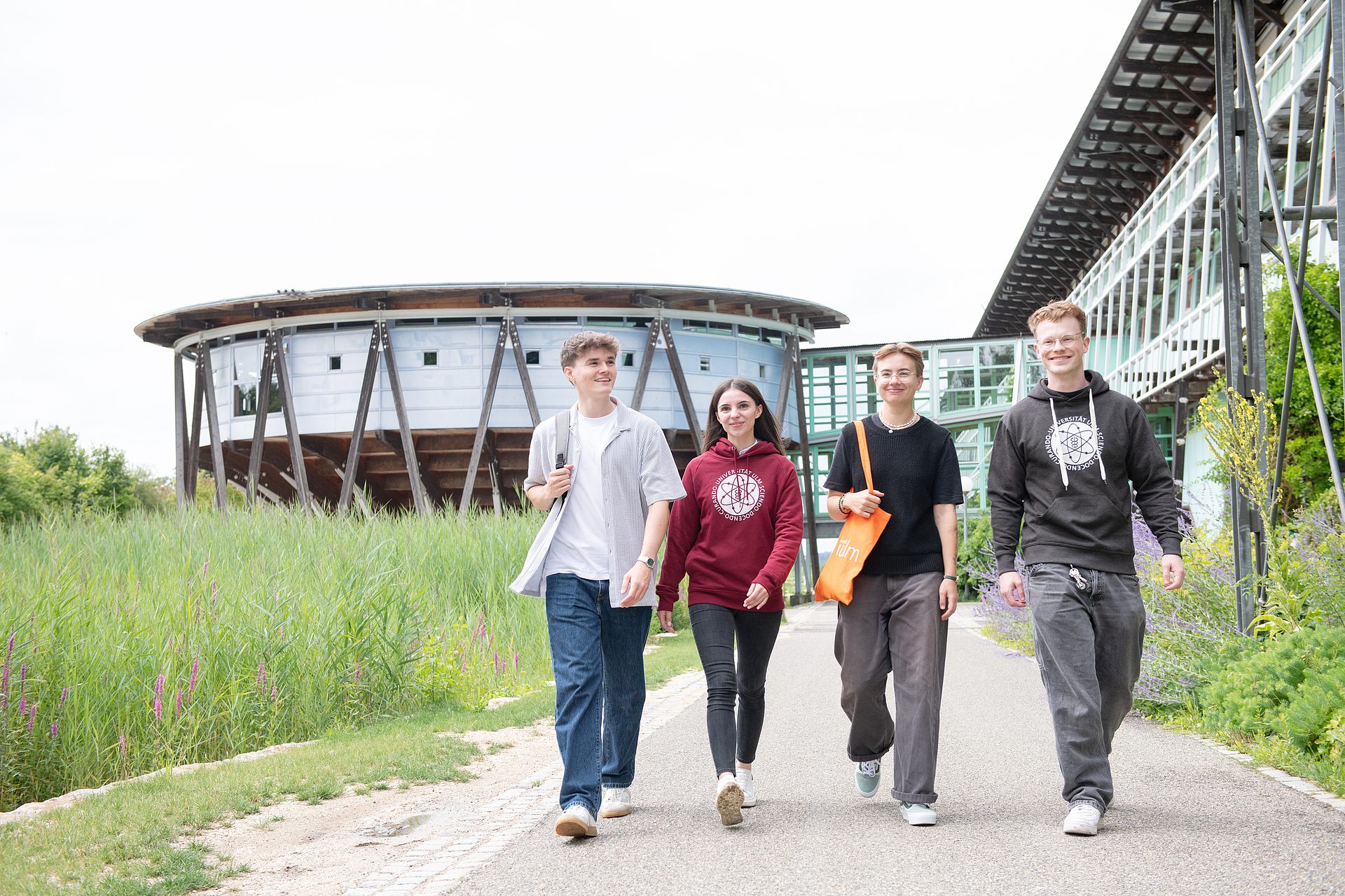 Studierende laufen über den Campus an der Uni West