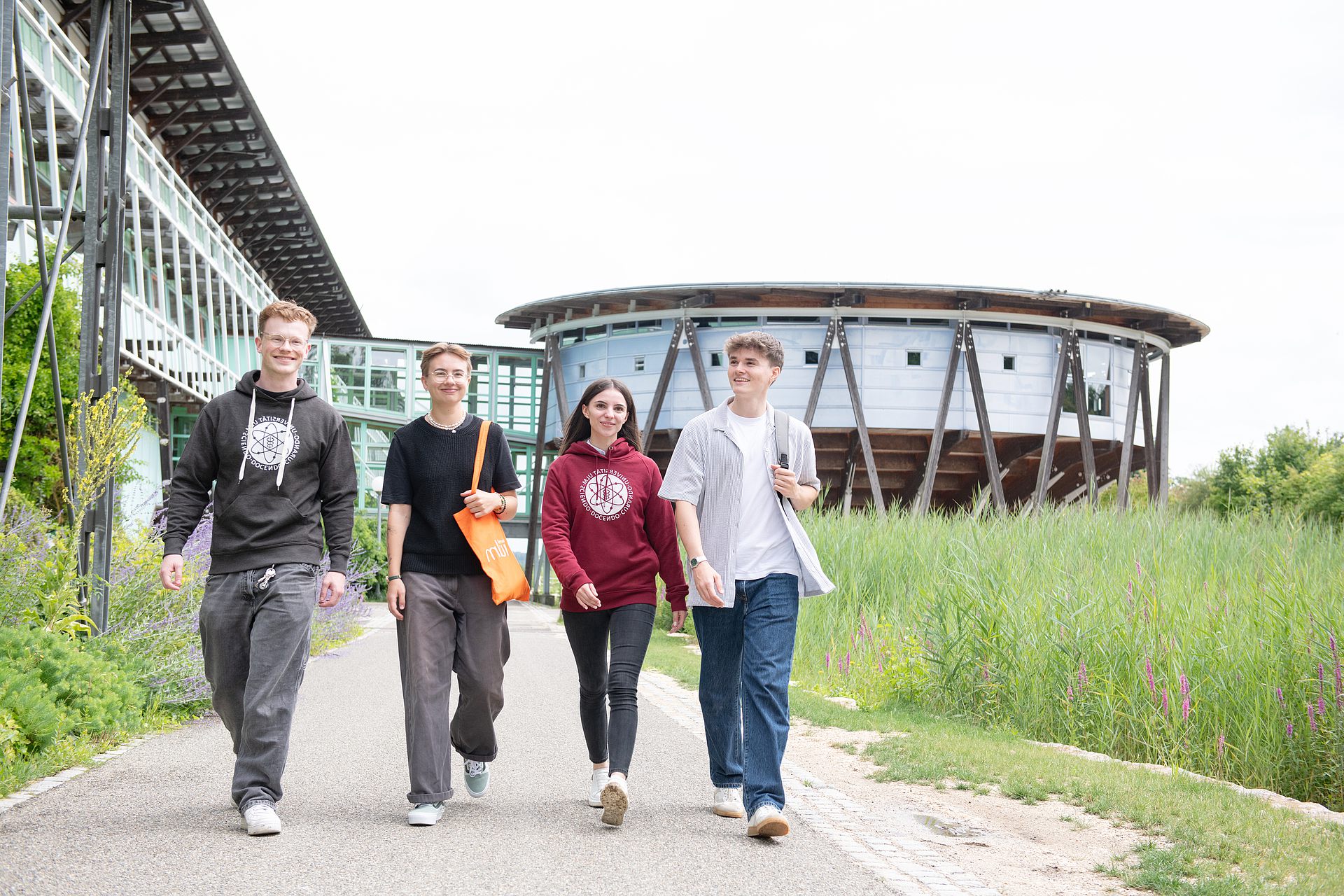 Studierende laufen über den Campus an der Uni West