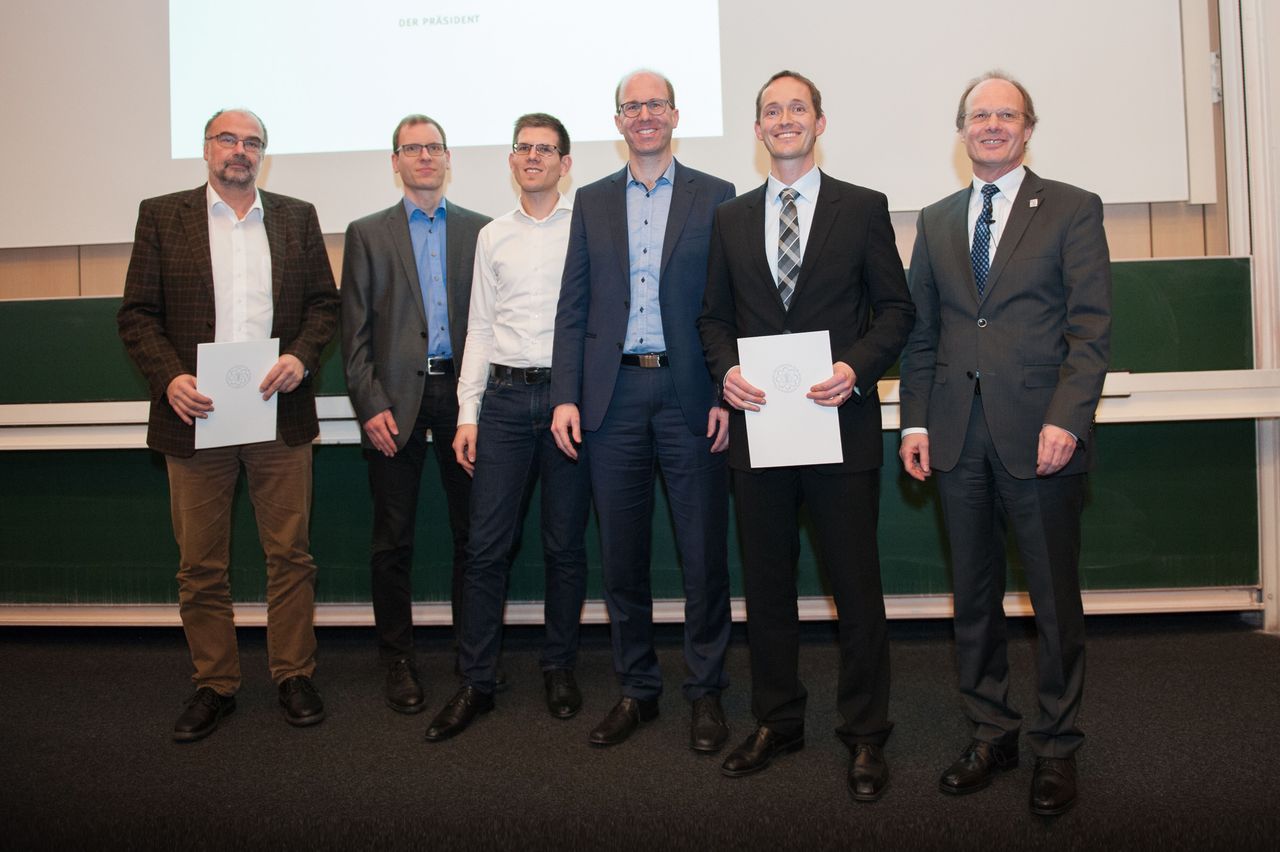 Prof. Dr.-Ing. Graichen wird der Kooperationspreis Wissenschaft-Wirtschaft für die Kooperation mit der Firma MTU Friedrichshafen GmbH verliehen. Preisverleihung Kooperationpreis Wissenschaft-Wirtschaft 2017