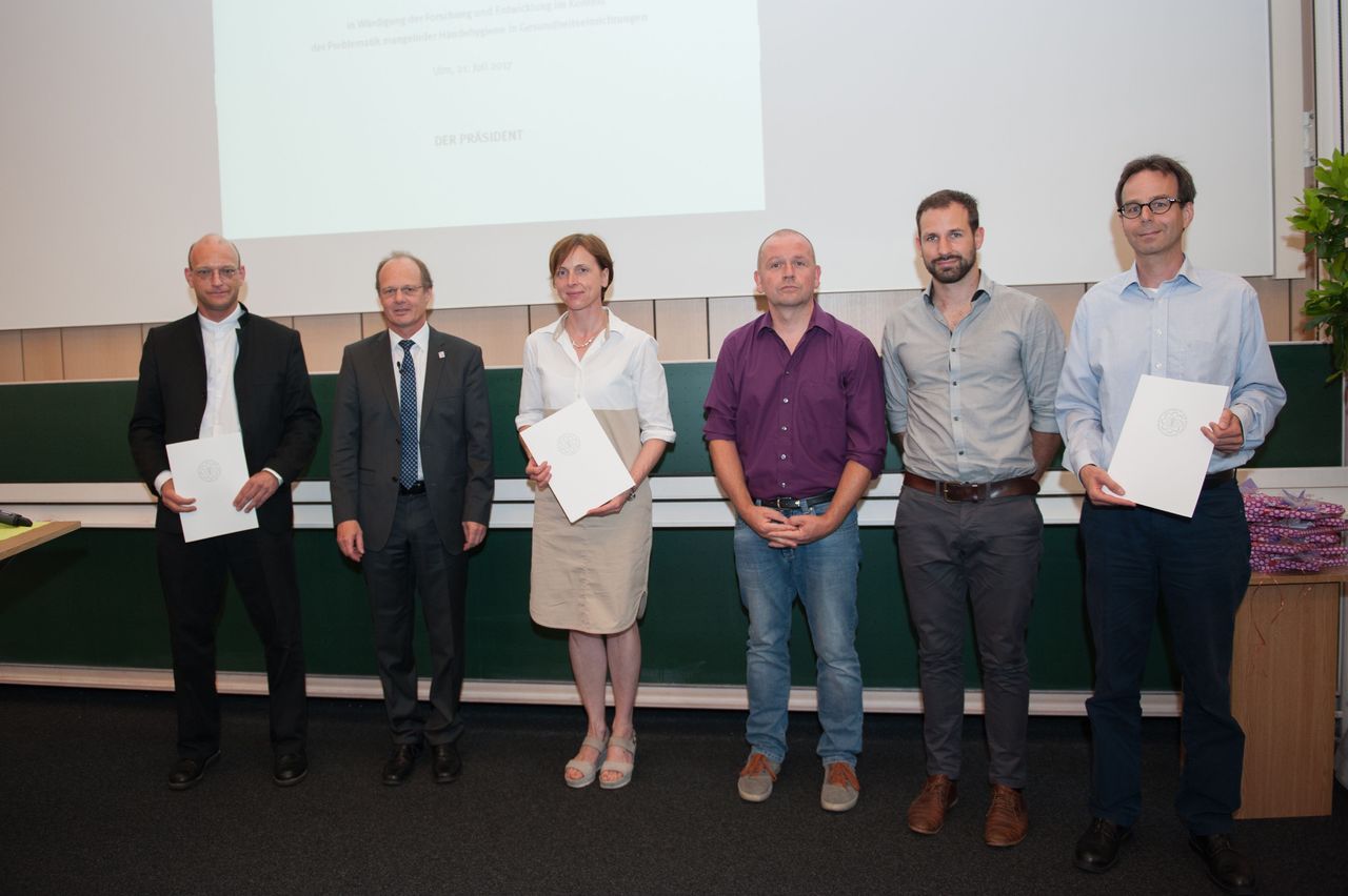 Prof. Dr. Keller wird der Kooperationspreis Wissenschaft-Wirtschaft für die Kooperation mit den Firmen paul hartmann AG und BODE Chemie GmbH verliehen. Preisverleihung Kooperationspreis Wissenschaft-Wirtschaft 2016