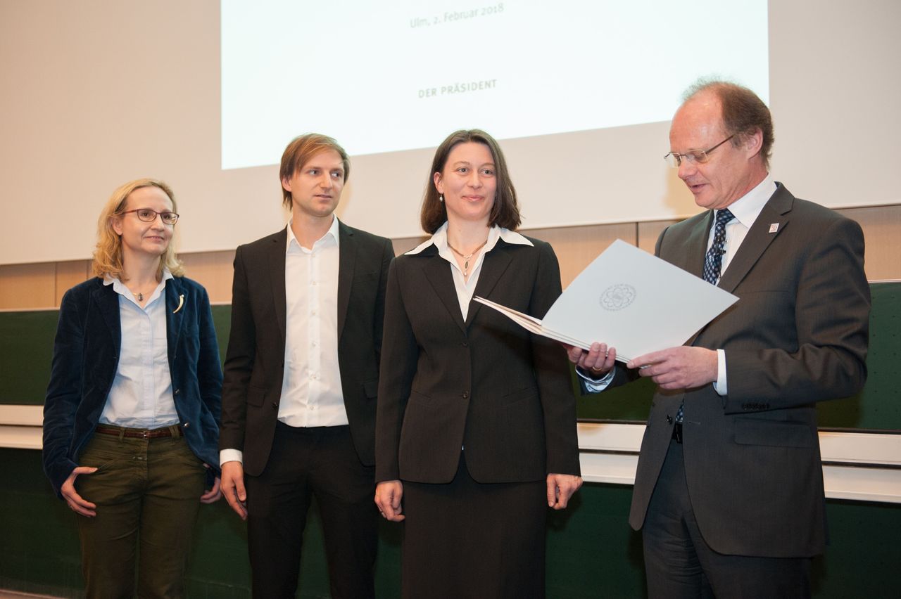 Prof. Dr. Iris-Tatjana Kolassa und Patrick Fissler und Prof. Dr. Christine von Arnim wird der Kooperationspreis Wissenschaft-Wirtschaft für die Kooperation mit der Firma Ravensburger Spieleland GmbH verliehen. Preisverleihung Kooperationspreis Wissenschaft-Wirtschaft 2017