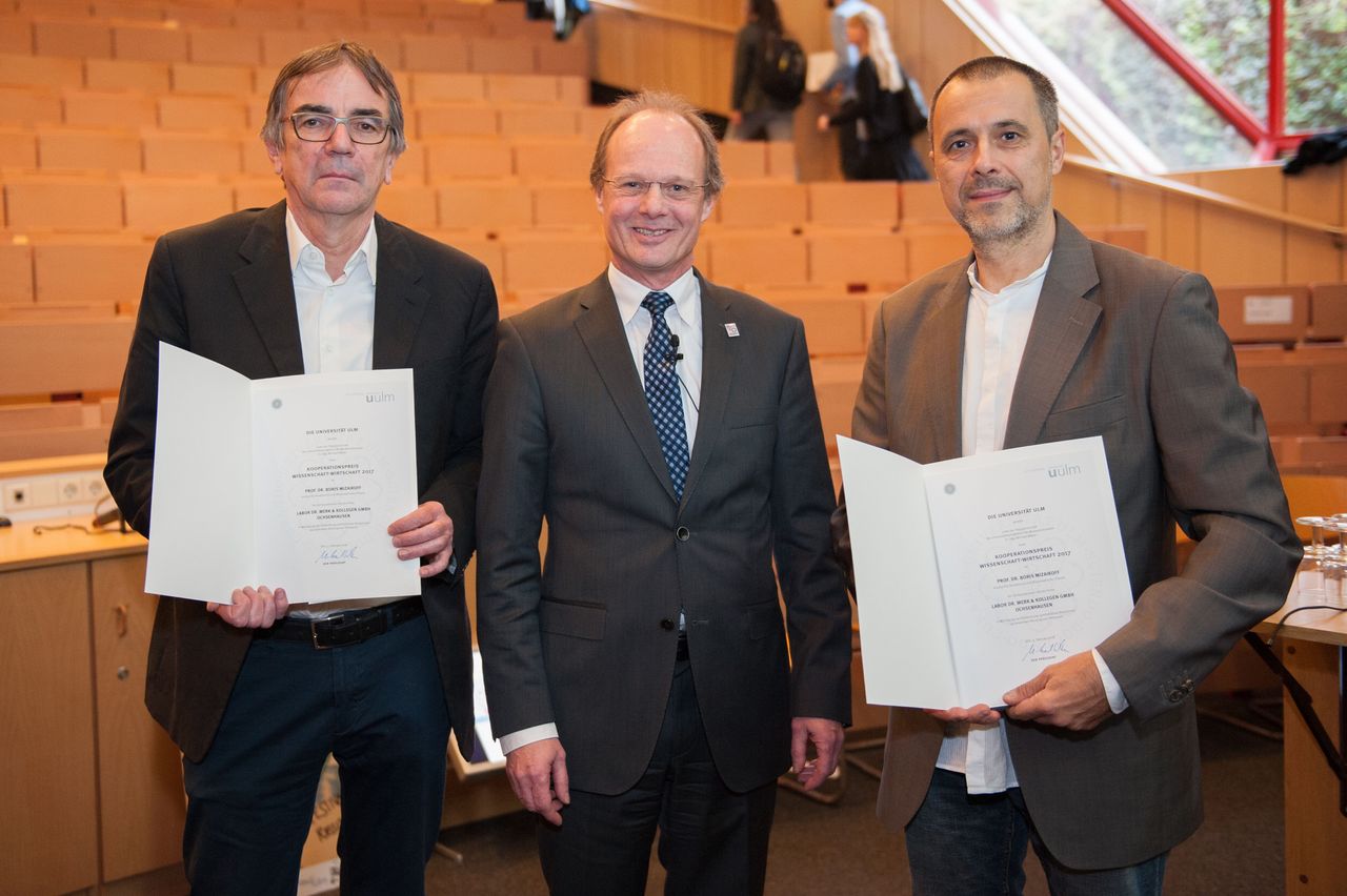 Prof. Dr. Boris Mizaikoff wird der Kooperationspreis Wissenschaft-Wirtschaft für die Kooperation mit der Firma Labor Dr. Merk & Kollegen GmbH verliehen. Preisverleihung Kooperationspreis Wissenschaft-Wirtschaft 2017
