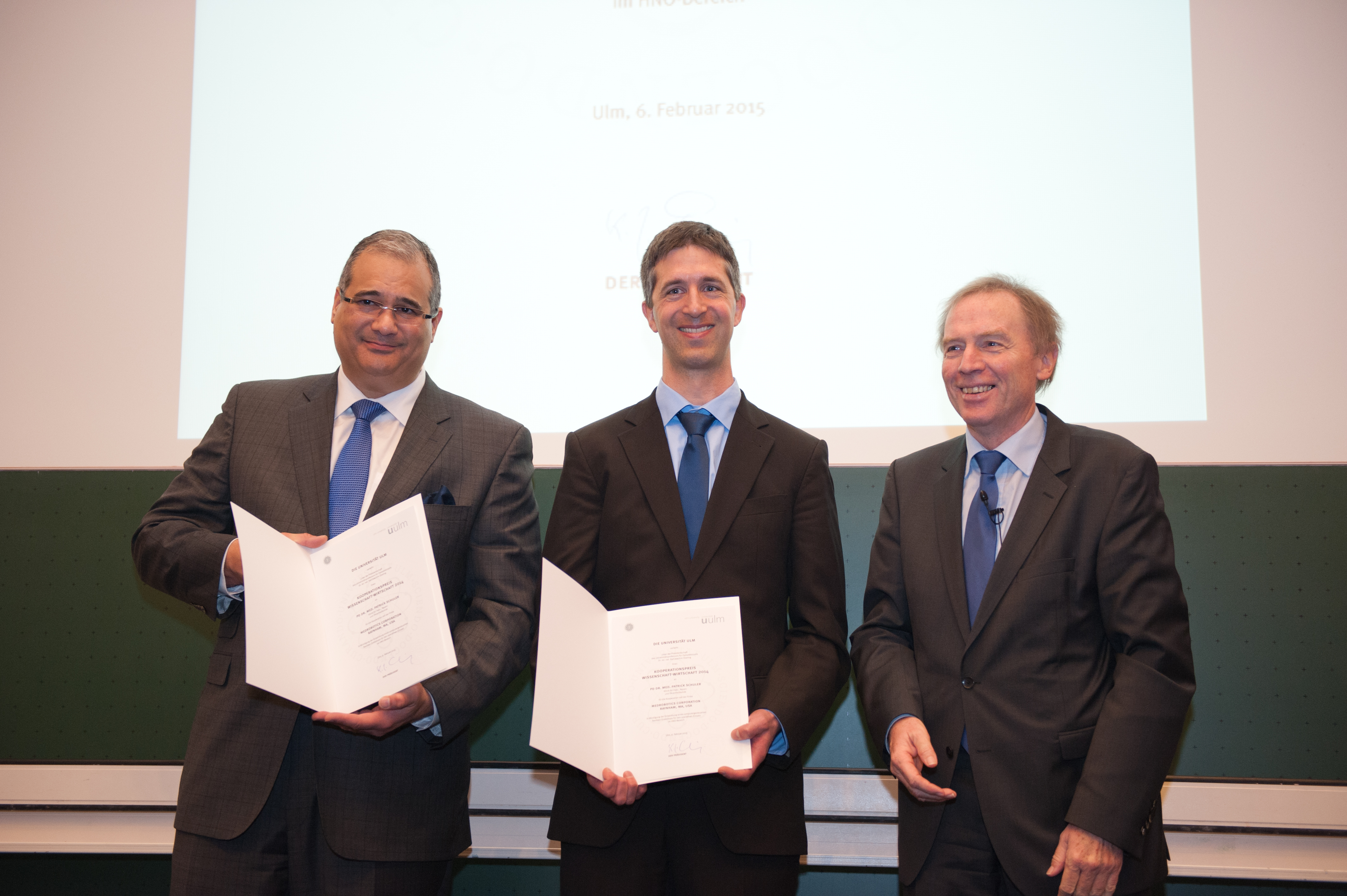 PD Dr. med. Patrick Schuler wird der Kooperationspreis Wissenschaft-Wirtschaft für seine Kooperation mit der Firma Medrobotics Corporation verliehen. Preisverleihung des Kooperationspreises Wissenschaft-Wirtschaft 2014