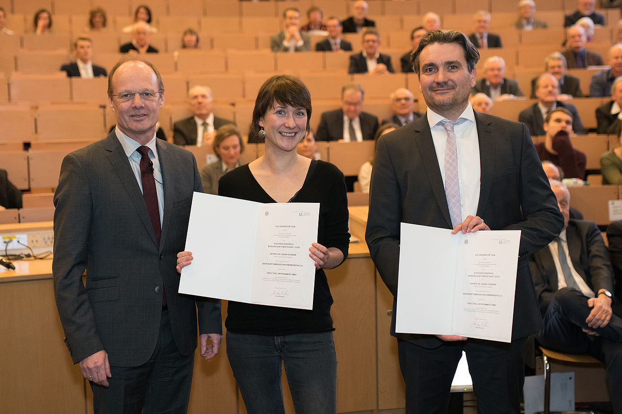 Jun. Prof. Dr. Claudia Schrader wird der Kooperationspreis Wissenschaft-Wirtschaft für die Kooperation mit dem Baden-Württembergischen Handwerkstag e.V. und der Firma Gentle Troll Entertainment GmbH verliehen. Preisverleihung Wissenschaft-Wirtschaft 2017