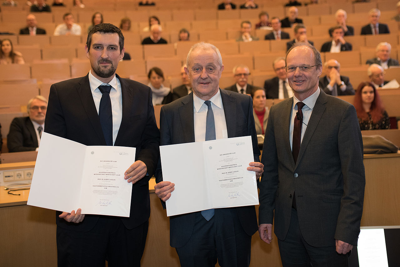 Prof. Dr. Albert Ludolph wird der Kooperationspreis Wissenschaft-Wirtschaft für die Kooperation mit der Firma TEVA Pharmaceutical Industries Ltd. verliehen. Preisverleihung Kooperationspreis Wissenschaft-Wirtschaft 2018