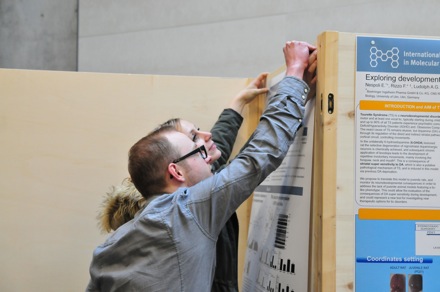 Posteraufhängen seitlich