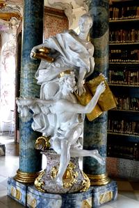 Statue zwischen zwei Säulen