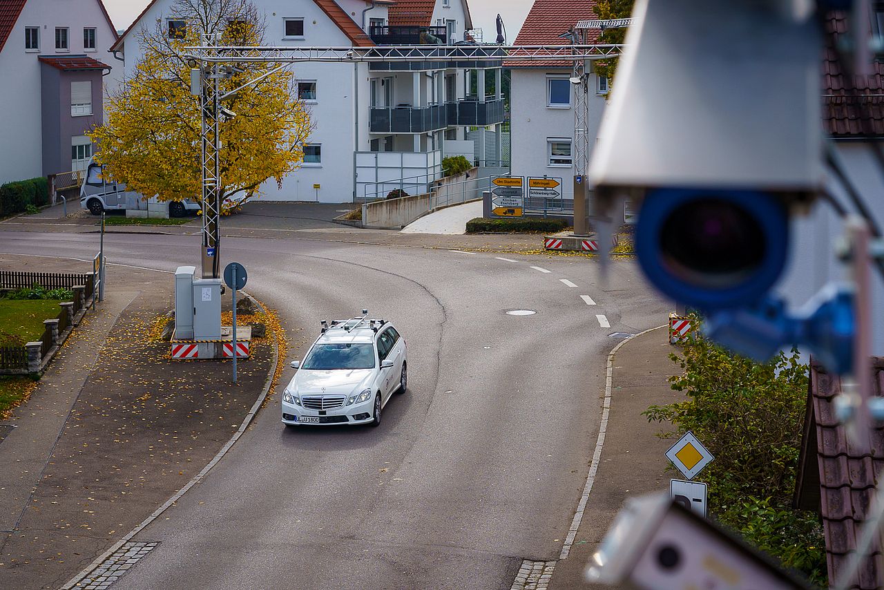 Vernetztes automatisiertes Fahrzeug mit intelligenter Infrastruktur (Sensorik an Straßenleuchten)