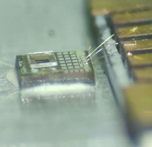 Bonded SiGe Chip with small quartz glass plate