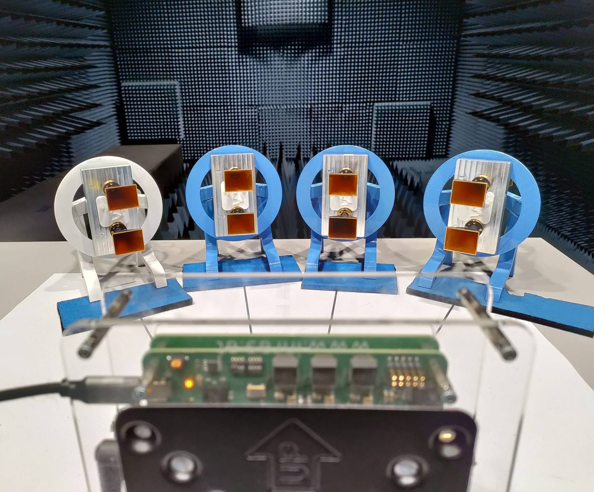 Verteilte Repeater für die Radarzielsimulation arbiträrer Ziele.