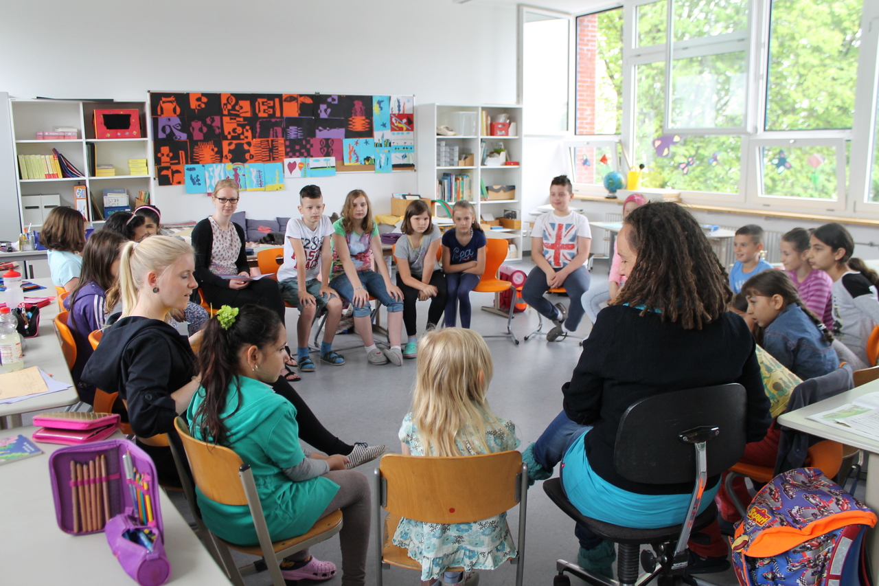 Sitzkreis im Klassenzimmer mit Schülern und Schülerinnen