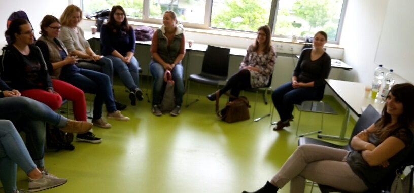 Sevice Learning Reflexionsstunde Stuhlkreis im Seminarraum während der Reflexionsstunde