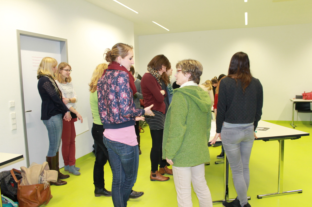 Sevice Learning zu Demenz Seminargruppe mit Personen im Gespräch