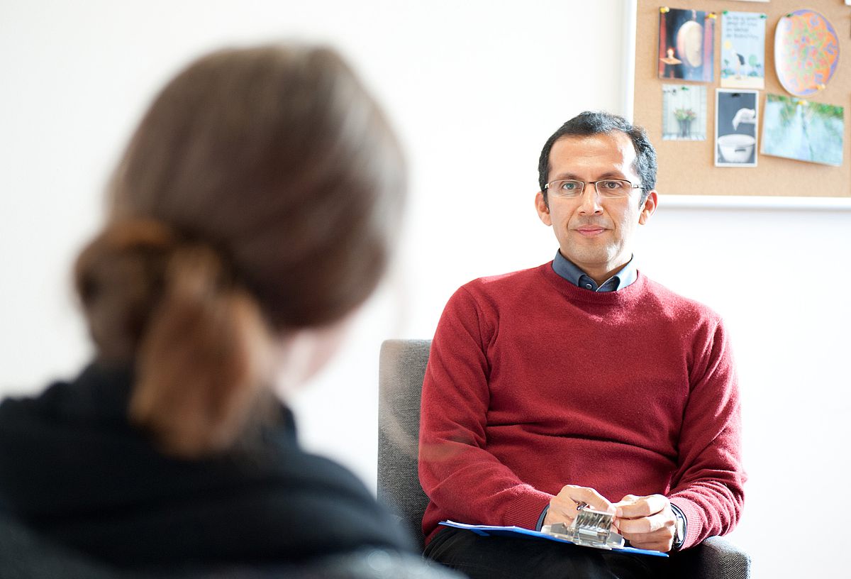 Die Psychotherapeutische Hochschulambulanz verbindet klinische Praxis, Forschung und Lehre. Im Bild ein Therapiegespräch mit Dr. Roberto Rojas