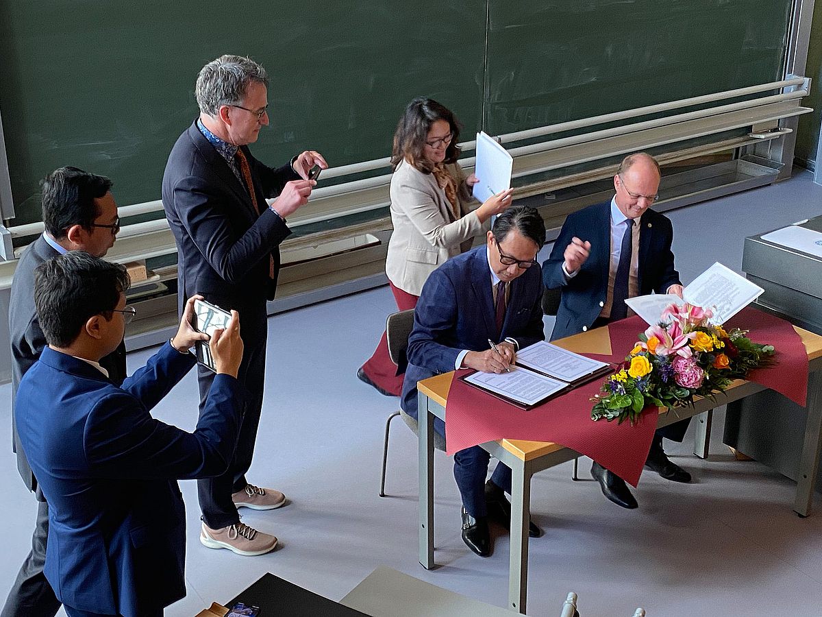 Der indonesische Botschafter Arif Havas Oegroseno und der Präsident der Uni Ulm Prof. Michael Weber unterzeichnen einen „Letter of Intent“