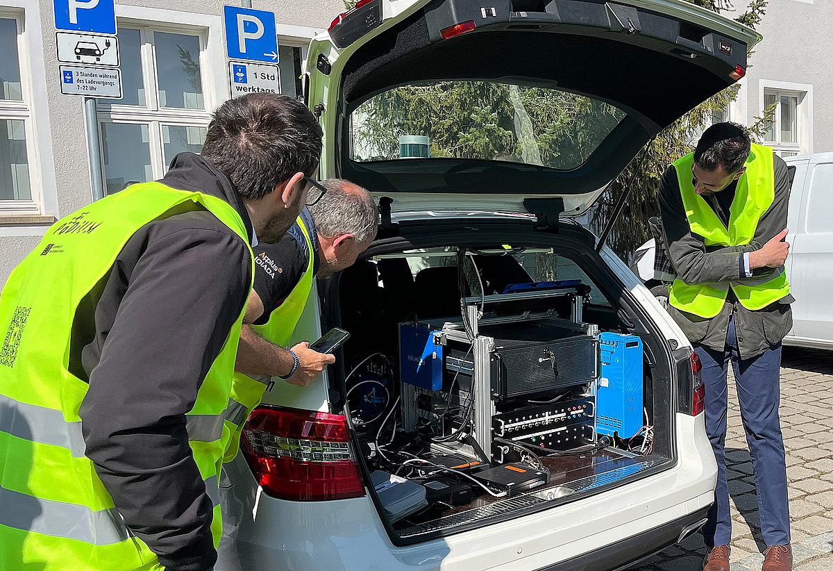 Sichtung der Recheneinheiten, die im Kofferraum eines automatisierten Versuchsfahrzeugs der Uni Ulm verbaut sind