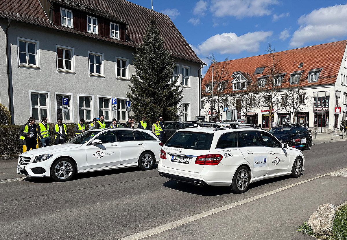 Die automatisierten Versuchsfahrzeuge der Uni Ulm bei der Demofahrt zum kooperativen Fahren.