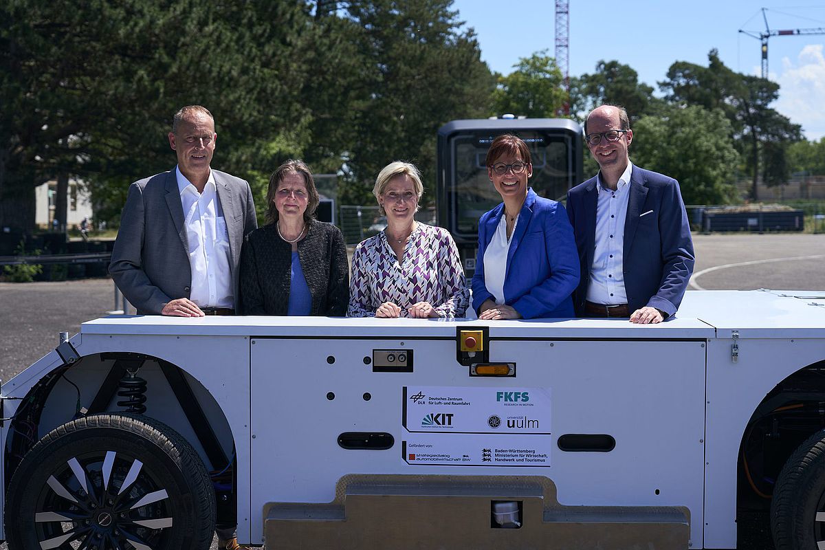 Vorstellung der neuen Generation von U-Shift II: (v.l.n.r.) Prof. Andreas Wagner, Prof. Kora Kristof, Dr. Nicole Hoffmeister-Kraut, ​​​​​Prof. Meike Jipp, Prof. Michael Buchholz