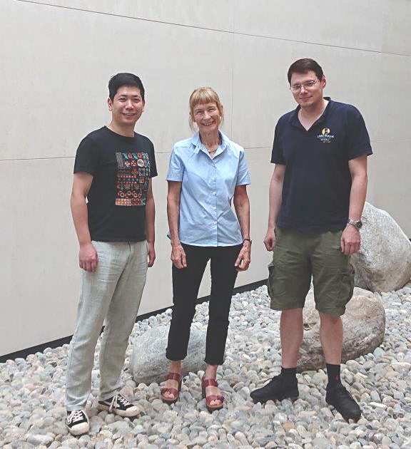 Dr. Kecheng Cao (links) mit Prof. Ute Kaiser (Mitte) und Dr. Johannes Biskupek (Foto: MEM Uni Ulm)