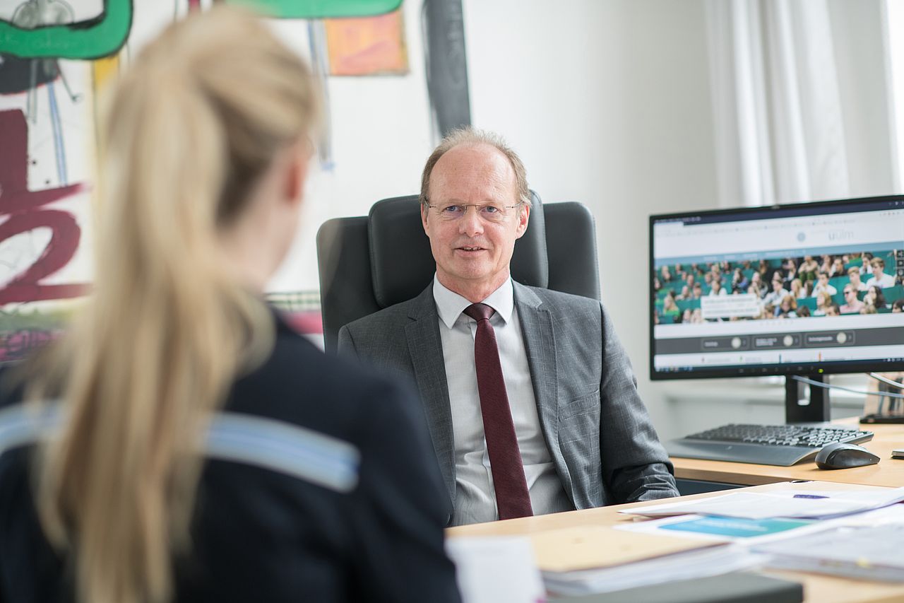 Universitätspräsident Prof. Michael Weber am Schreibtisch 