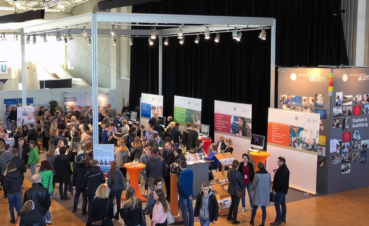 Messestand der Universität Ulm auf der Bildungsmesse Ulm 2018 in der Vogelperspektive.