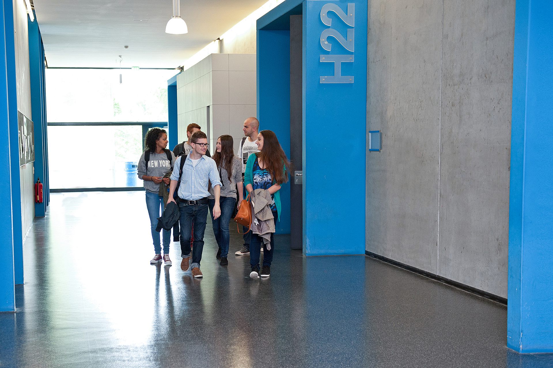 Students leaving a lecture hall at Ulm University 