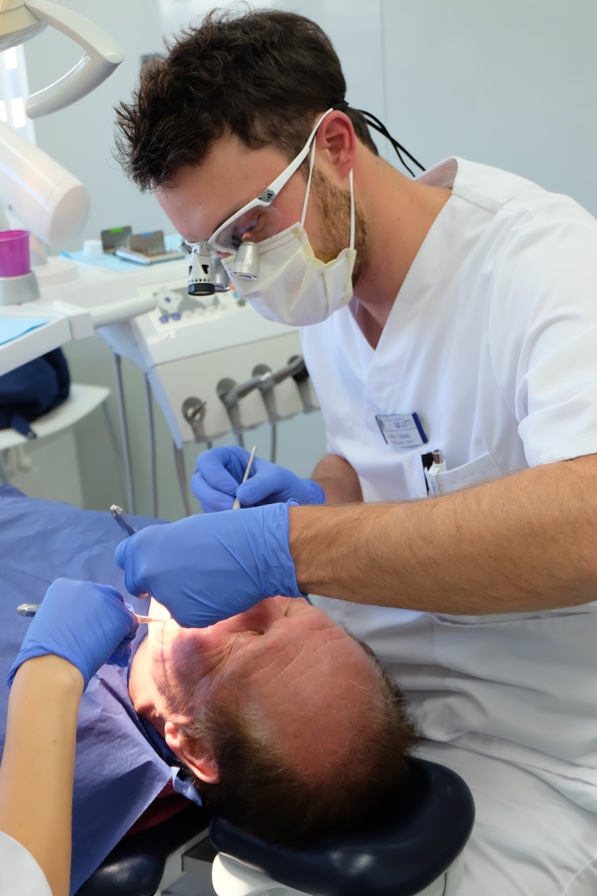 Zahnmedizin-Student behandelt Patient