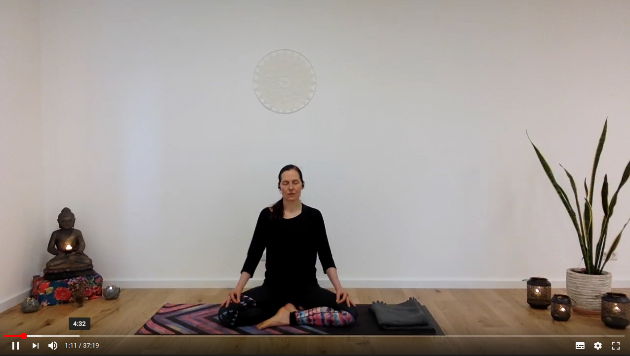Yoga am Morgen mit Marion Frau im Lotossitz
